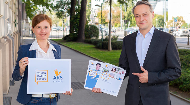 Alexandra Zotter (Leitung Marketing und Kommunikation) und Richard Melbinger (Geschäftsführer) präsentieren das neue Design / Foto: Farbraum Wien